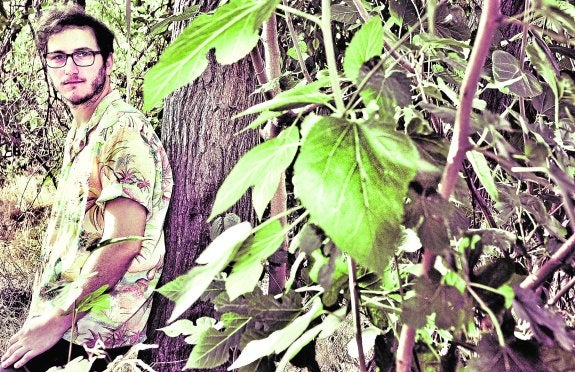 Adrián Gutiérrez, en la huerta cercana a su casa en Joven Futura, en Murcia. 