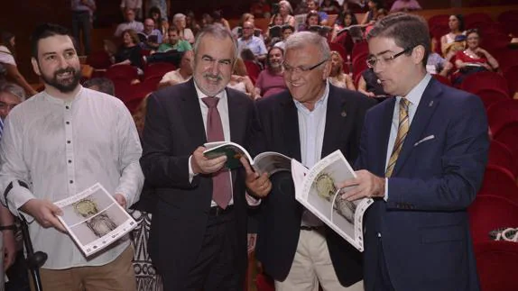 Tovar y Gálvez, en el centro de la imagen, durante la presentación de la revista.