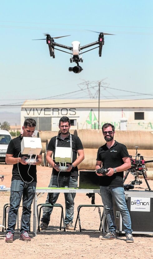 Javier García, Antonio Saura y Pedro García, de Drónica Servicios Aéreos, durante un vuelo de agricultura de precisión realizado en la finca de El Jimenado, donde están recabando datos sobre estrés hídrico para una investigación del Imida.