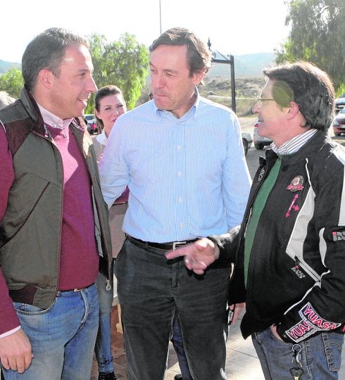 Fulgencio Gil, Rafael Hernando y Francisco Jódar charlan en noviembre pasado en un acto de partido en la pedanía de Aguaderas.