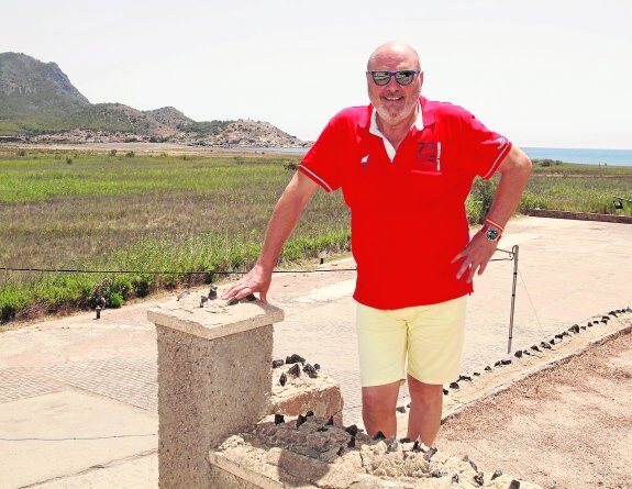 El presidente del Club Náutico de Portmán, Blas Isaac, posa con la bahía al fondo. 