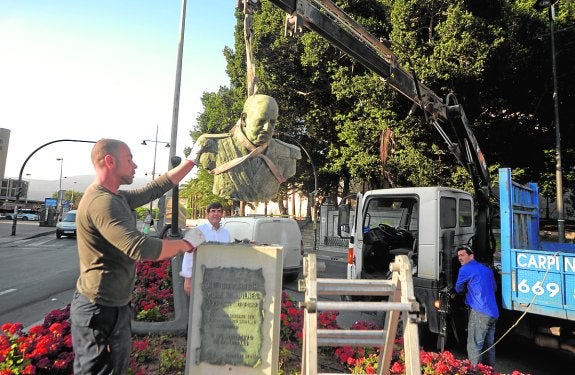 Retirada del busto del almirante Bastarreche, en junio en la plaza que lleva aún su nombre. 