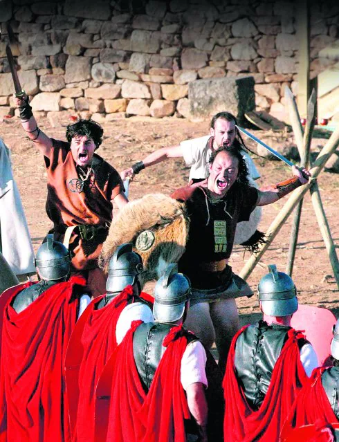 Voluntarios de la sociedad Tierraquemada recrean el enfrentamiento de los soldados celtíberos con las tropas romanas en un escenario natural habilitado en Numancia. Esta tarde volverán a representar la toma de la ciudad por las tropas de Escipión. 