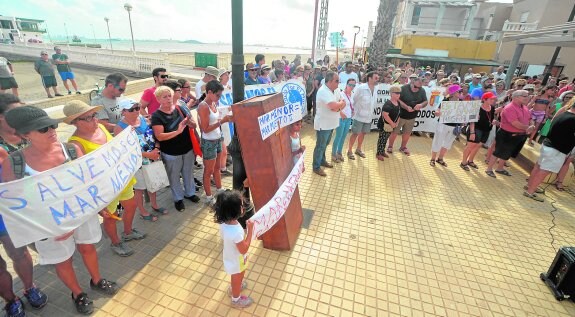 Vecinos y políticos, entre pancartas y un ataúd como símbolo de la «muerte» del Mar Menor, este sábado en Los Nietos. 