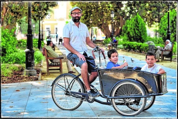José Daniel Espejo, en Murcia con sus dos hijos.