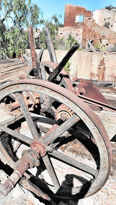 Maquinaria en uno de los pozos abandonados. 