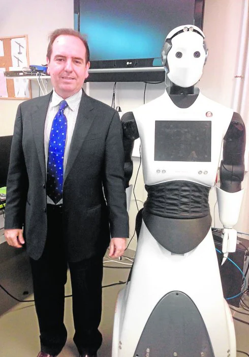 Ferrández posa con el robot que abrió el congreso internacional que coordinó el año pasado en Elche.