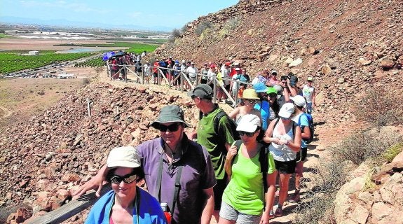 Colas kilométricas para acceder ayer al yacimiento de la Sima de las Palomas. 