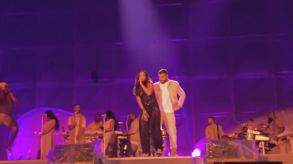 Drake reconoce que ama a Rihanna en un concierto