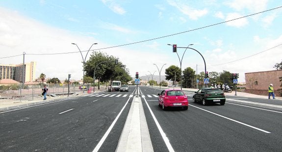 Tramo de la Ronda Central que se abrió ayer al tráfico, con dos calzadas separadas por una mediana y dos carriles en cada sentido.