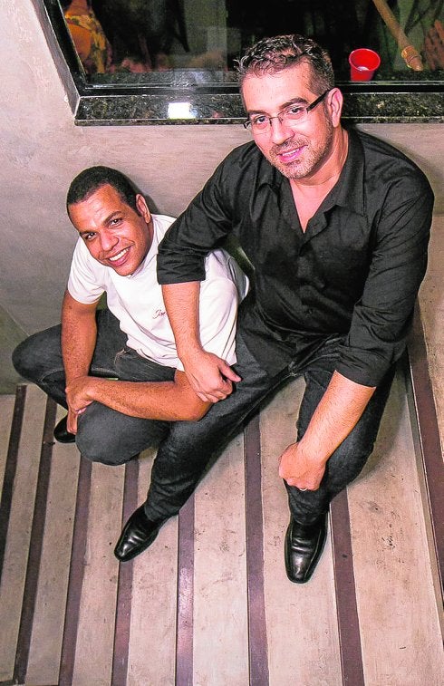 Antonio Alcaraz y su marido, Jan Santos, posan en el restaurante. 