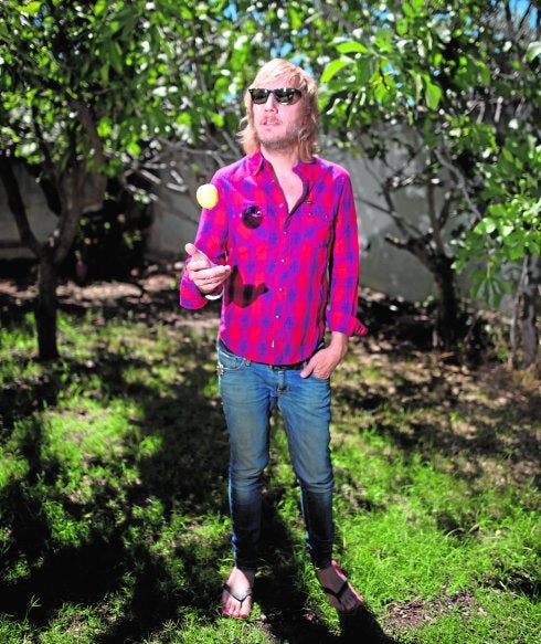 Paco Román juega con un limón (de su limonero) en su casa de Granada. 