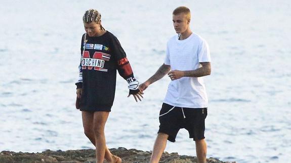 Justin Bieber comparte una foto casi desnudo con Sofia Richie