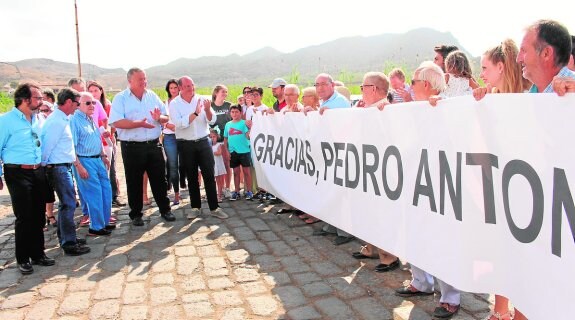 Unos vecinos agradecen a Sánchez las gestiones en Portmán, en una foto de la Comunidad.  