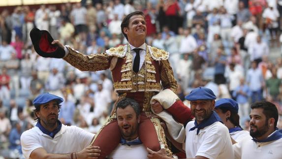 El Juli sale por la puerta grande.