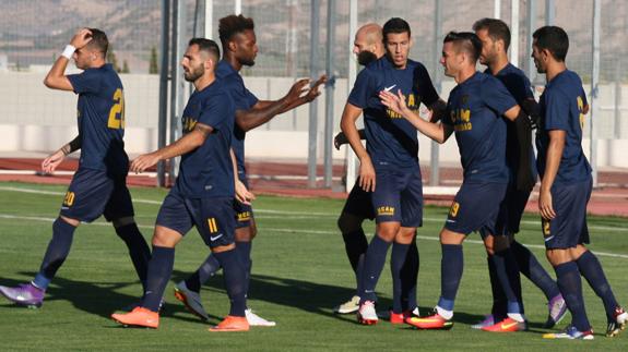 Los universitarios celebran el gol de Sergio Mora. 