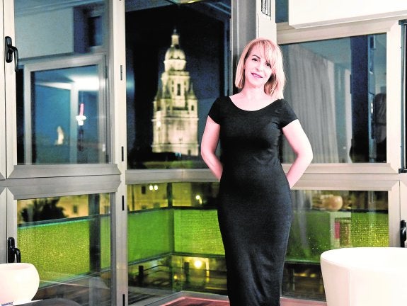 Mercedes Farias, fotografiada en su casa de Murcia. 