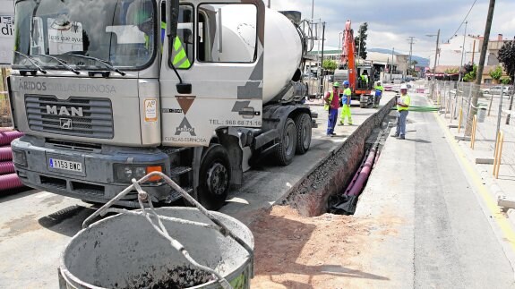 Operarios trabajando en la zanja abierta en el entorno de la calle Juan Bernal Roca, en El Palmar. 