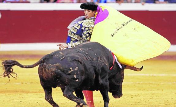 Un momento de la faena de José María Manzanares, este martes en San Sebastián.