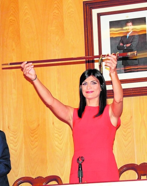 La alcaldesa, Inma Sánchez, el día 13 de junio de 2015 tras su investidura como primera regidora de Santomera. 