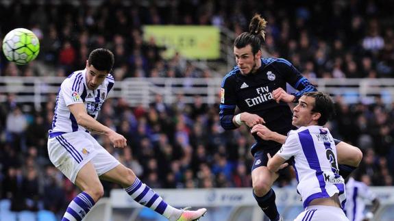 Bale cabecea a gol entre Mikel González y Yuri Berchiche.