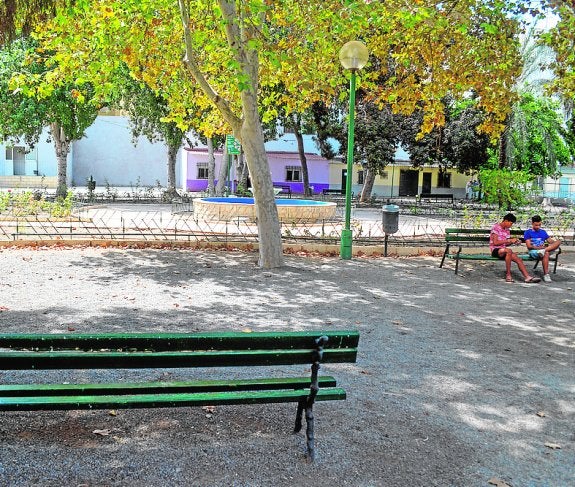 Dos jóvenes, sentados en el parque Alcalde García Pagán. :: a. g. / agm
