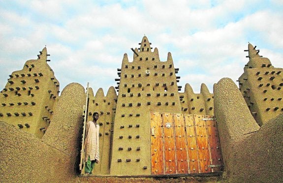 Una de las milenarias mezquitas de Malí fotografiada en 2003, antes de los devastadores ataques de los yihadistas. 