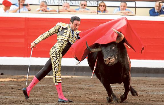 Un momento de la faena de Enrique Ponce, este martes en Bilbao.