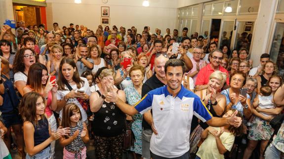 Llano de Brujas no deja solo a su vecino más ilustre