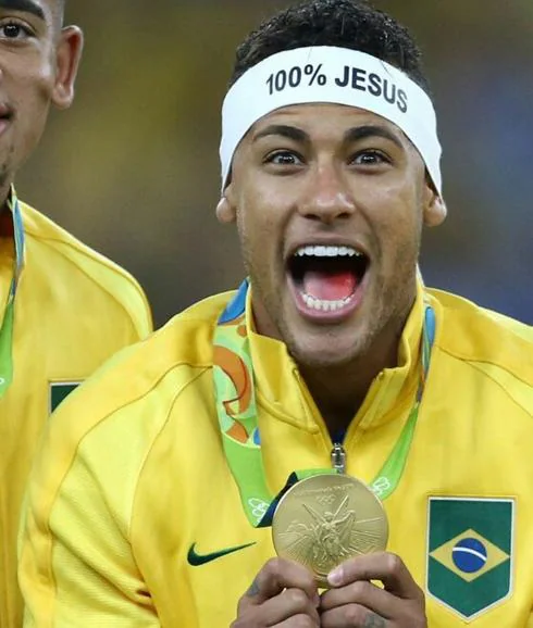 Neymar posa junto a su oro