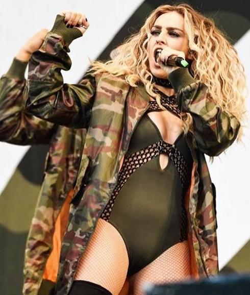 La cantante Perrie Edwards en un concierto con sus chicas, las 'Little Mix', en el V Festival. 