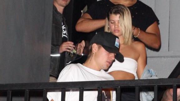 Justin Bieber y Sofia Richie en la fiesta de cumpleaños.