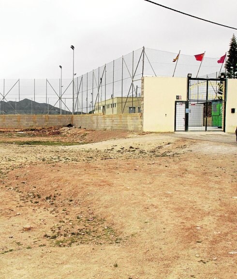 Terrenos donde está previsto que se construya el nuevo colegio de La Aljorra, junto al campo de fútbol de la localidad. 