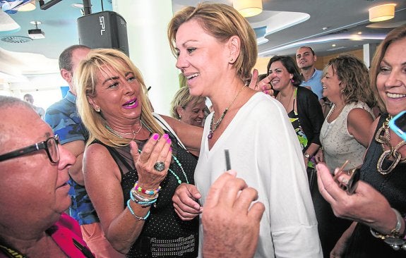 Militantes y simpatizantes, ayer, con Cospedal. :: J. M. r. / AGM
