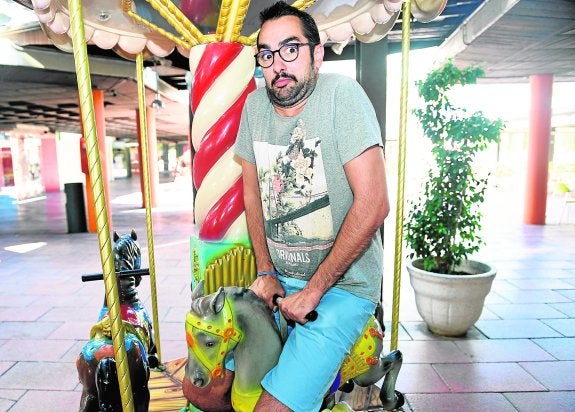 Chema Ruiz, en un tiovivo del centro comercial Zig- Zag, donde actuó esta semana. 