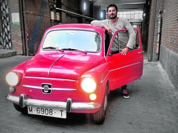 Antonio Lucas, con su Seat 600 L, de color rojo, matriculado en 1973. 