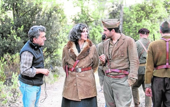 El director Antonio Chavarrías y los actores Elvira Mínguez y Alfonso Herrera, durante el rodaje de 'El elegido'. 