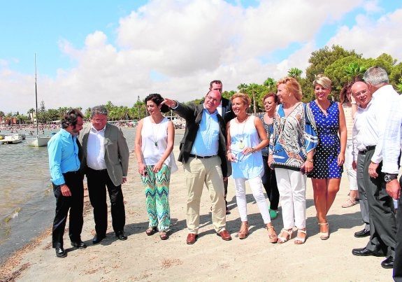 Miembros del Consejo de Gobierno y el alcalde de Los Alcázares, ayer, junto al Mar Menor. 