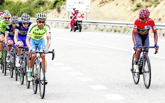 Nairo Quintana observa atentamente a Contador, quien reventó la etapa desde el inicio e hizo que 93 corredores llegaran fuera de control.