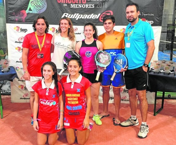 De pie, Óscar Ruiz, Claudia Manzanares, Araceli Martínez, Javier García  y Alfredo Sarriá; de rodillas, Aitana Manzanares y Natividad Carrillo. 