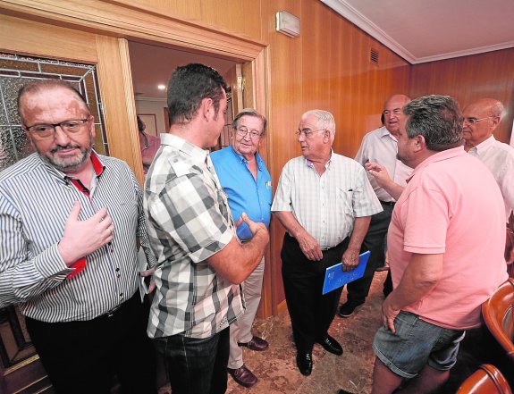 Miembros de la Junta Directiva del Sindicato de Regantes del Trasvase, ayer, en Murcia. 