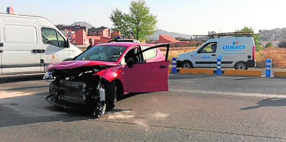Estado en que quedó uno de los coches tras el choque.