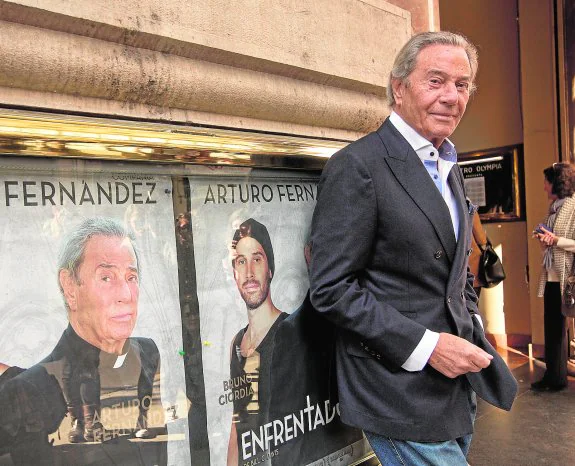 El actor Arturo Fernández, junto al cartel de la obra 'Enfrentados' con la que hoy y mañana visita Cartagena. 