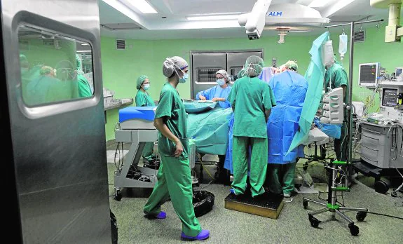 Intervención quirúrgica en uno de los quirófanos de La Arrixaca. 