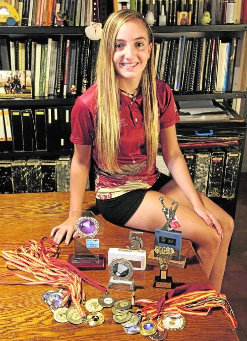 María Lluch, con sus medallas y trofeos. :: pedro martínez / agm
