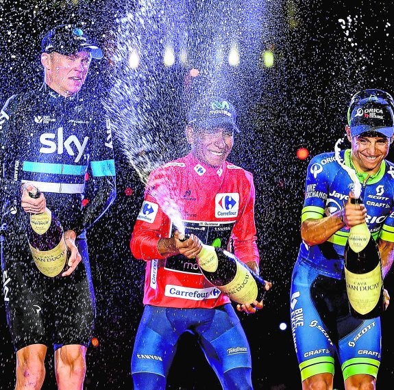 Chris Froome, Nairo Quintana y Esteban Chaves se dan un baño de cava en el podio de la Vuelta en Madrid.