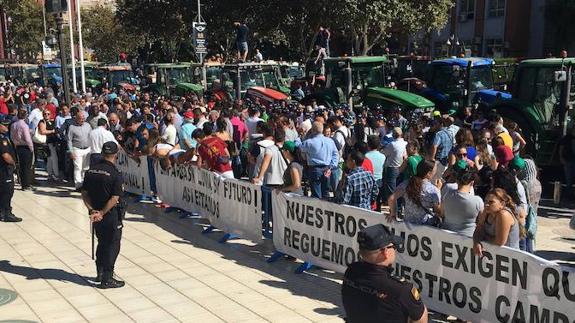 Los agricultores protestan frente a las puertas de la Asamblea. 