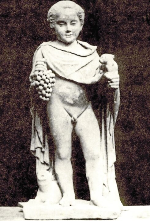 La única fotografía que existe de 'El Niño de las Uvas', supuestamente vendido al Louvre a comienzos del siglo pasado y hoy perdido. 