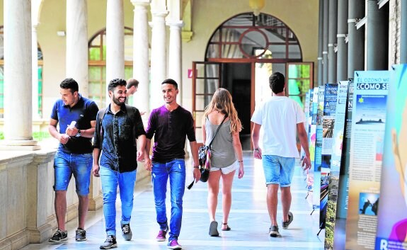 Un grupo de estudiantes caminan por el Claustro de La Merced de la Universidad de Murcia esta semana.