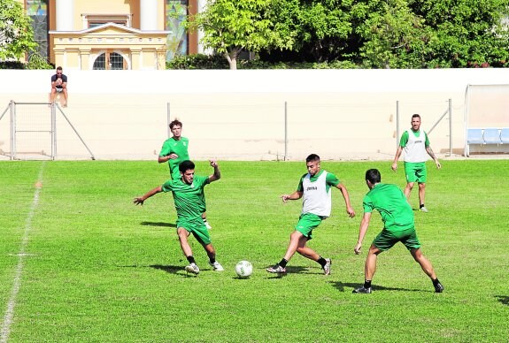 Los jugadores del Cartagena, en una sesión de trabajo de la semana. 